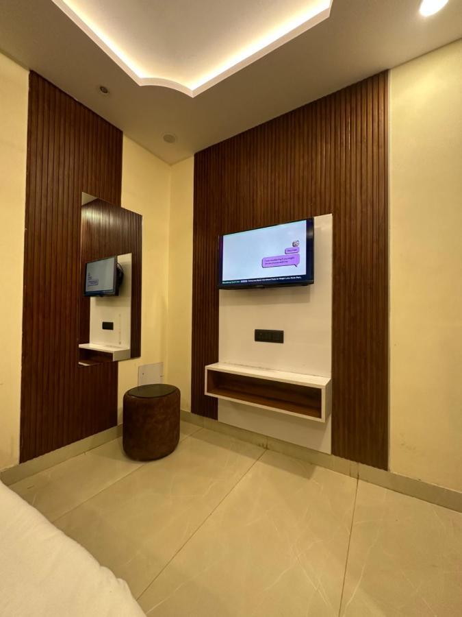 Hotel Mahalaxmi Deluxe Neu-Delhi Exterior foto